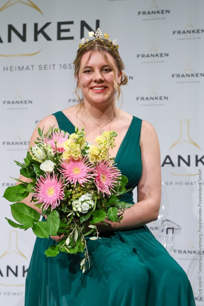 Antonia Kraiß heißt die 67. Fränkische Weinkönigin